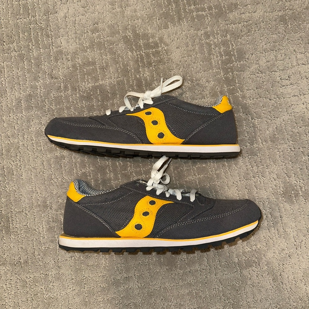 Men’s size 13 Saucony Jazz Pro Low Gray and yellow Sneakers